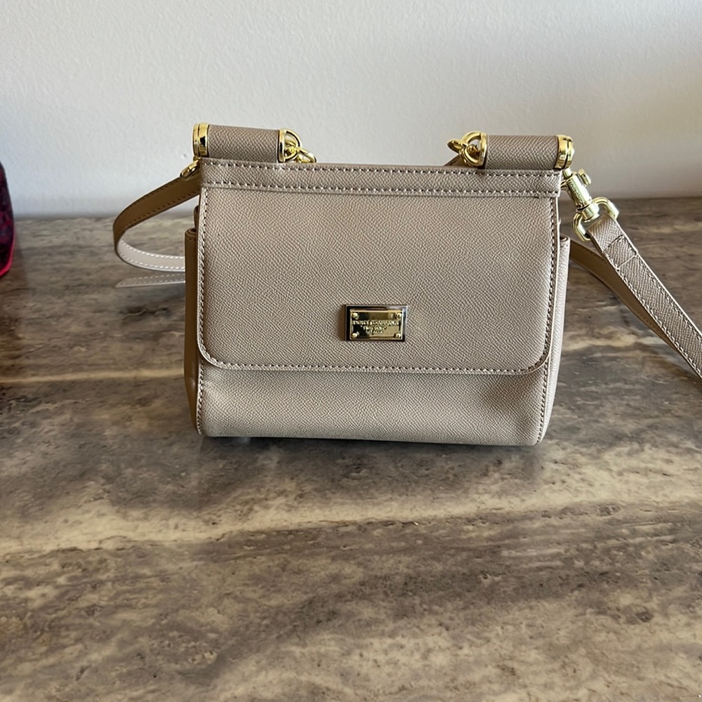 Timeless Elegance: Beige Purse Perfect for Every Occasion